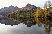 20 Lago Marcio, monti e larici si specchiano